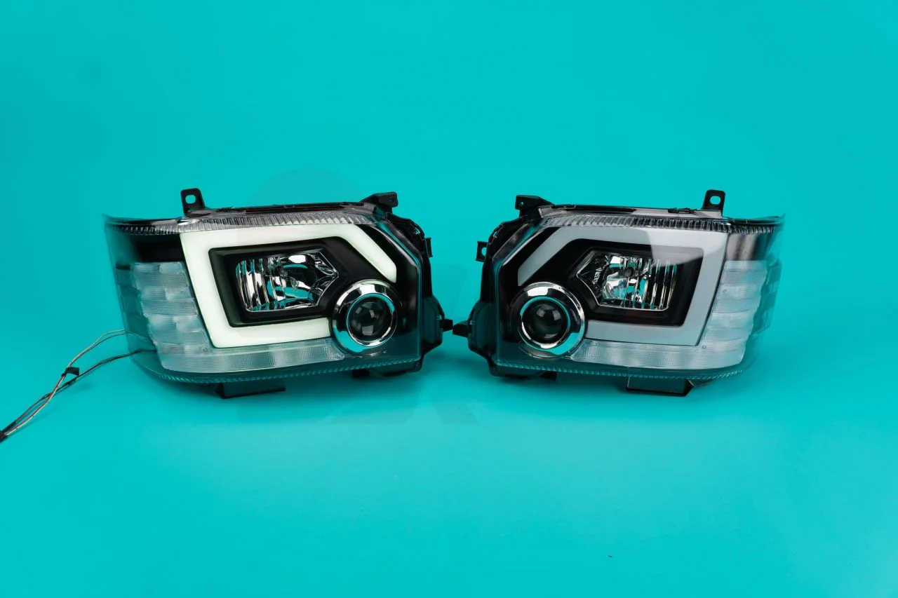 Фары передние Toyota Hiace 200 2013-2025г