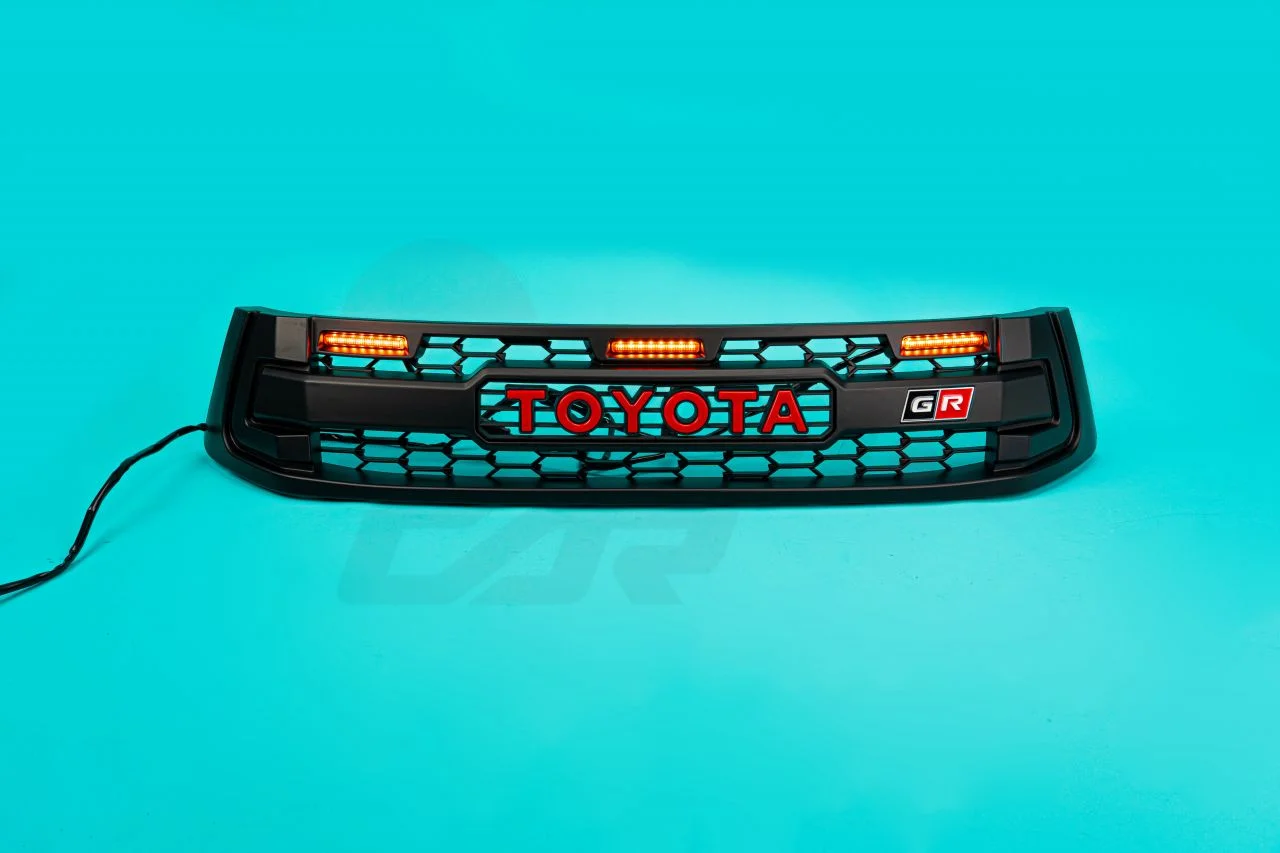 Решетка радиатор Toyota Hilux 2015-2020 тюнинг